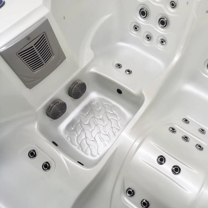 Outdoor 3–4-Seater Outdoor Hot Tub – 44 Jets, 3 kW Heater, Ozone, LEDs & Bluetooth