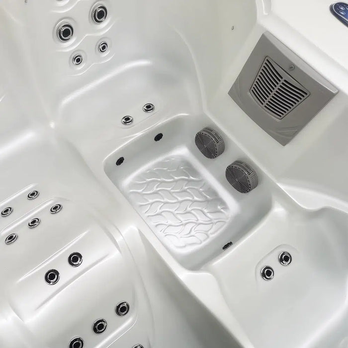 Outdoor 3–4-Seater Outdoor Hot Tub – 44 Jets, 3 kW Heater, Ozone, LEDs & Bluetooth