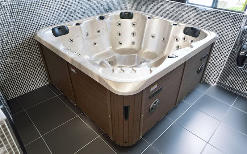 Outdoor 5-Seater Hydrotherapy Hot Tub – 52 Jets, 3 kW Heater, Touch Controls, LEDs & Bluetooth